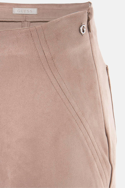 Beige lange rok van Guess met zilveren logo aan de zijkant, zachte textuur en decoratieve stiksels.