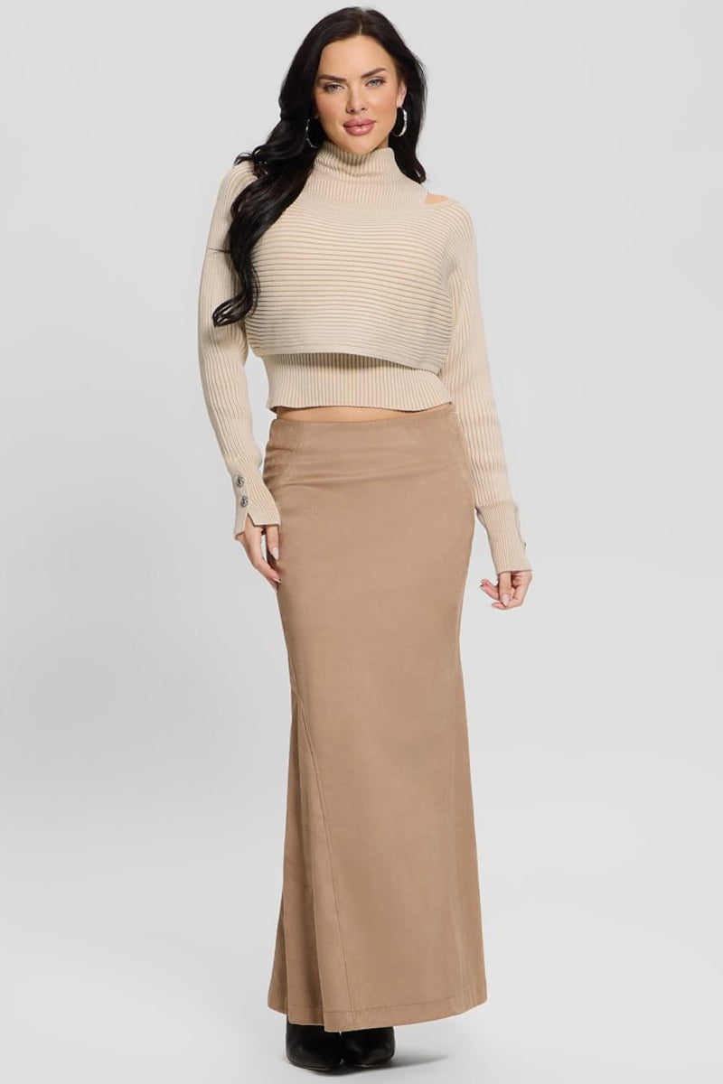 Jupe longue beige de Guess, coupe droite, en tissu doux, portée avec un pull beige.