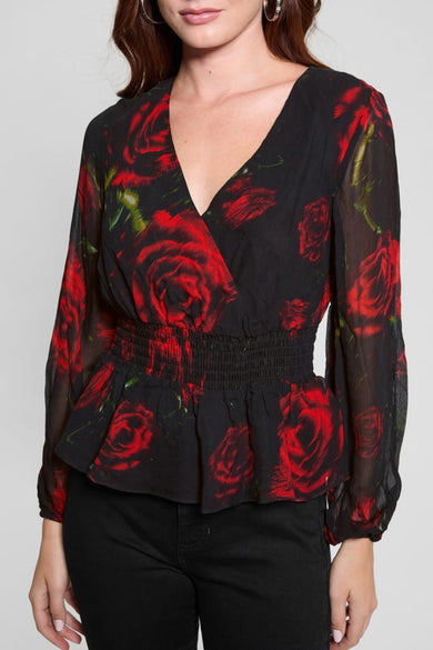 Blouse noire à manches longues de Guess, imprimé de roses rouges, avec smock à la taille et décolleté en V.