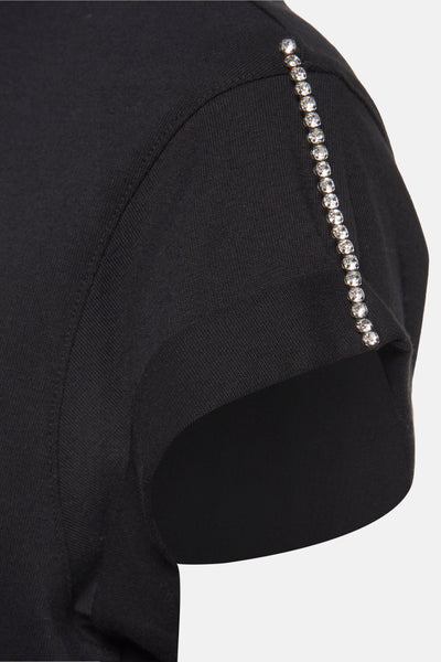 T-shirt noir à manches courtes de Guess, orné d'une rangée de strass décoratifs sur l'épaule.
