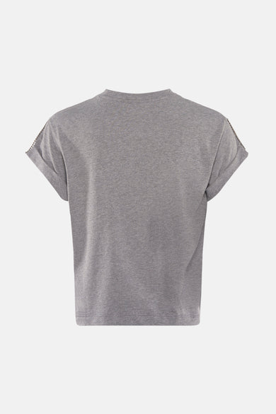 T-shirt gris à manches courtes par Guess, avec ourlets enroulés et bordure à billes.
