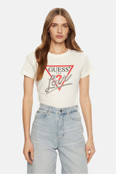 Witte T-shirt met korte mouwen van Guess, gedragen met een high-waisted jeans, achtergezicht.