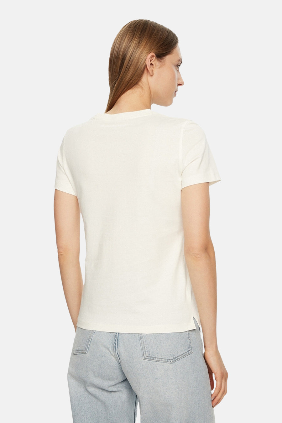 T-shirt à manches courtes blanc de Guess, porté avec un jean taille haute, vue de dos.