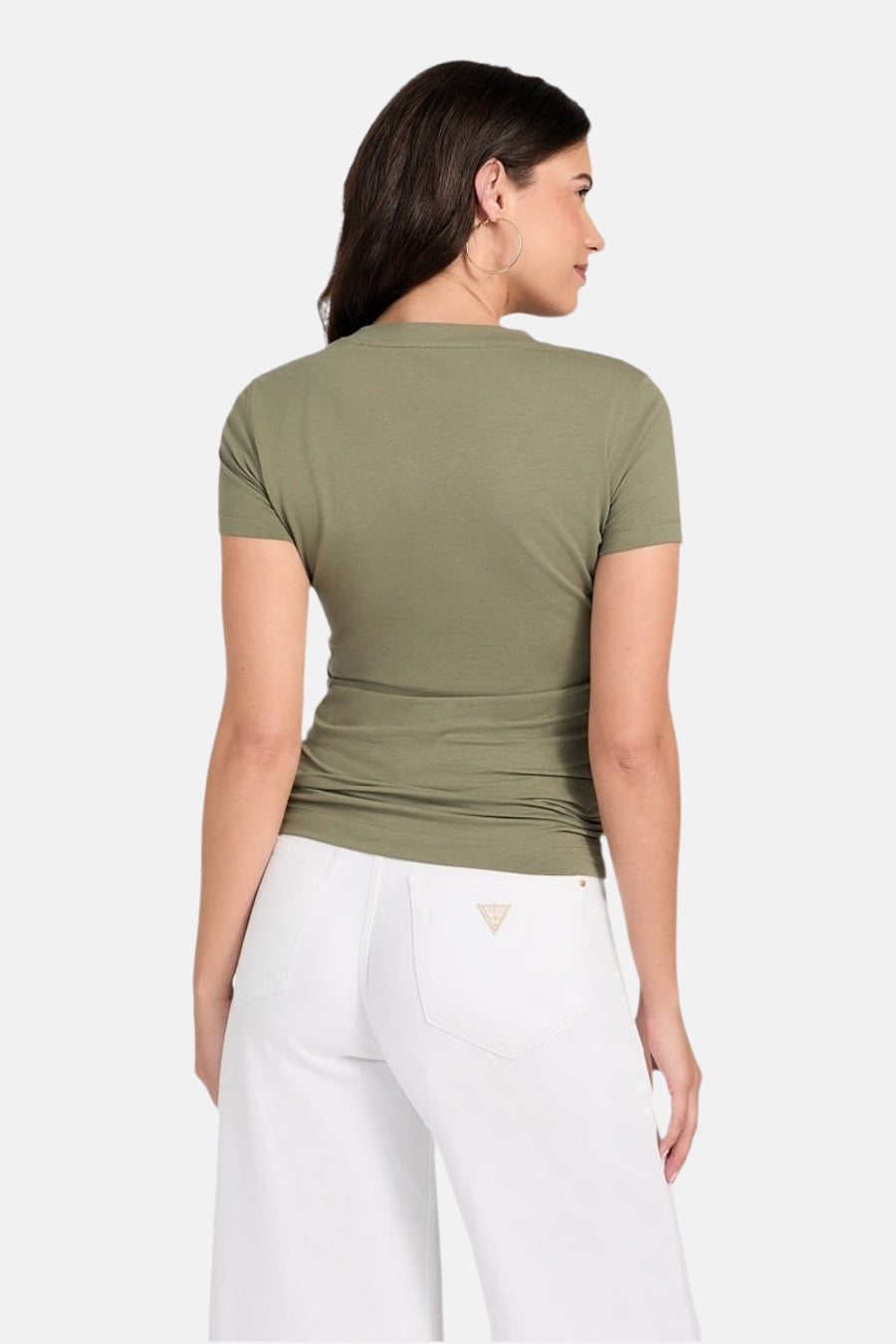 T-shirt kaki à manches courtes de Guess, porté avec un pantalon blanc taille haute.