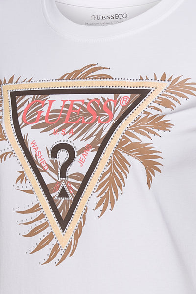 T-shirt blanc à manches courtes de Guess, imprimé avec un grand logo triangulaire et des feuilles de palmier.
