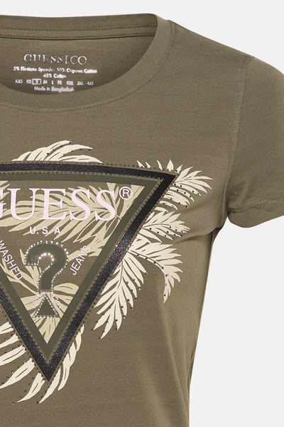 T-shirt vert à manches courtes de Guess, avec logo triangulaire imprimé et motif de feuilles de palmier.
