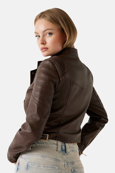 Veste en simili cuir marron de Guess avec un col montant, une fermeture éclair et des détails matelassés.