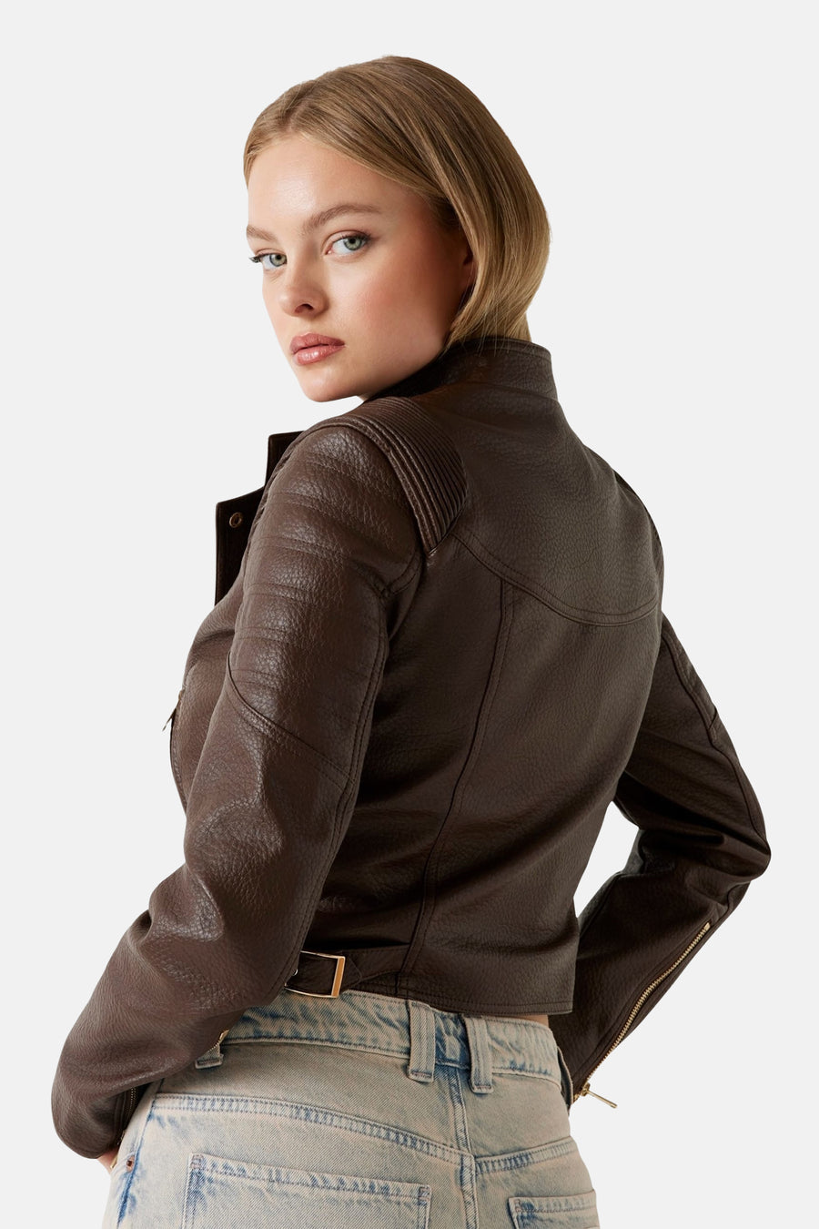 Veste en simili cuir marron de Guess avec un col montant, une fermeture éclair et des détails matelassés.