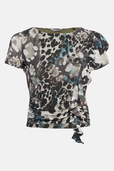 T-shirt à manches courtes multicolore par Guess, avec motif peau de serpent, détail volant et lien à nouer.
