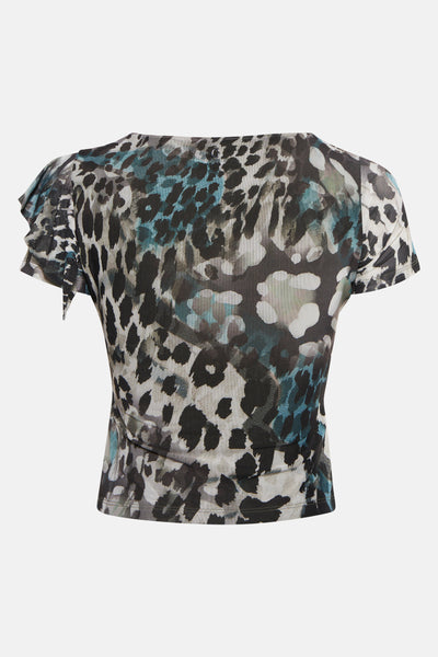 T-shirt à manches courtes multicolore de Guess, imprimé léopard avec accents bleus, coupe ajustée et manches volantées.
