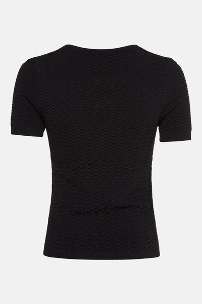 T-shirt noir à manches courtes de Guess, avec une texture gaufrée géométrique sur l'ensemble.