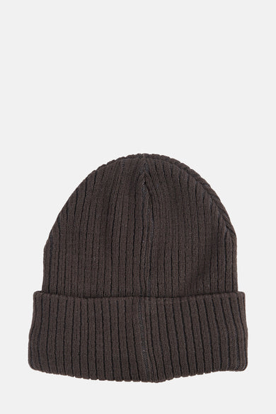 Bonnet gris en tricot, par DODI, avec texture côtelée.