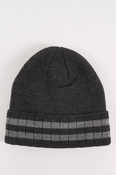 Bonnet gris en tricot Access® à rayures horizontales plus claires sur le bord.