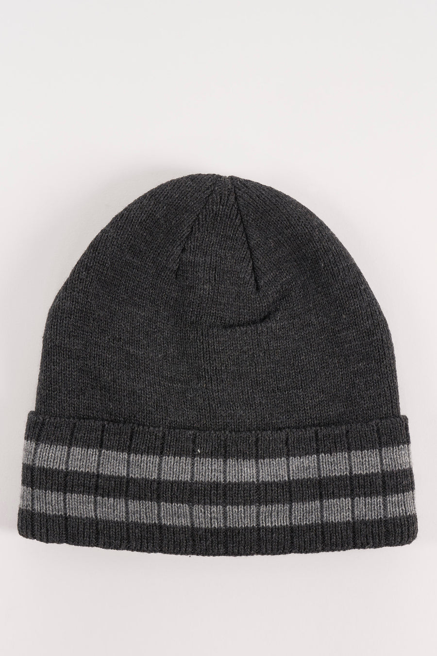 Bonnet gris en tricot Access® à rayures horizontales plus claires sur le bord.