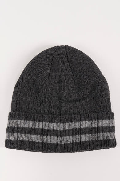 Bonnet gris d'Access®, avec rayures horizontales plus claires en bas du bonnet.