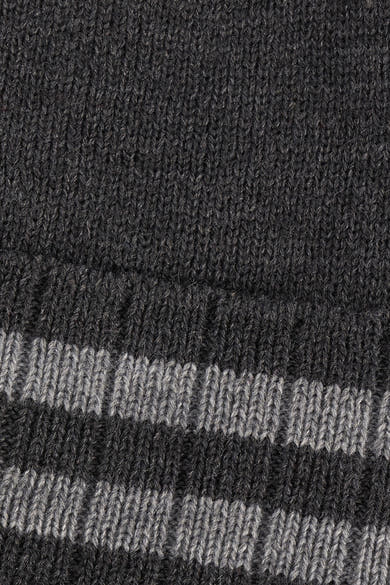 Bonnet gris par Access® avec motif rayé horizontal et texture tricotée.
