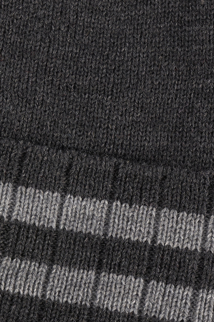 Bonnet gris par Access® avec motif rayé horizontal et texture tricotée.

