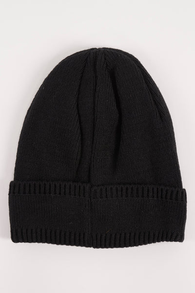 Bonnet noir Access® en maille côtelée, avec un ourlet replié et un sommet froncé.