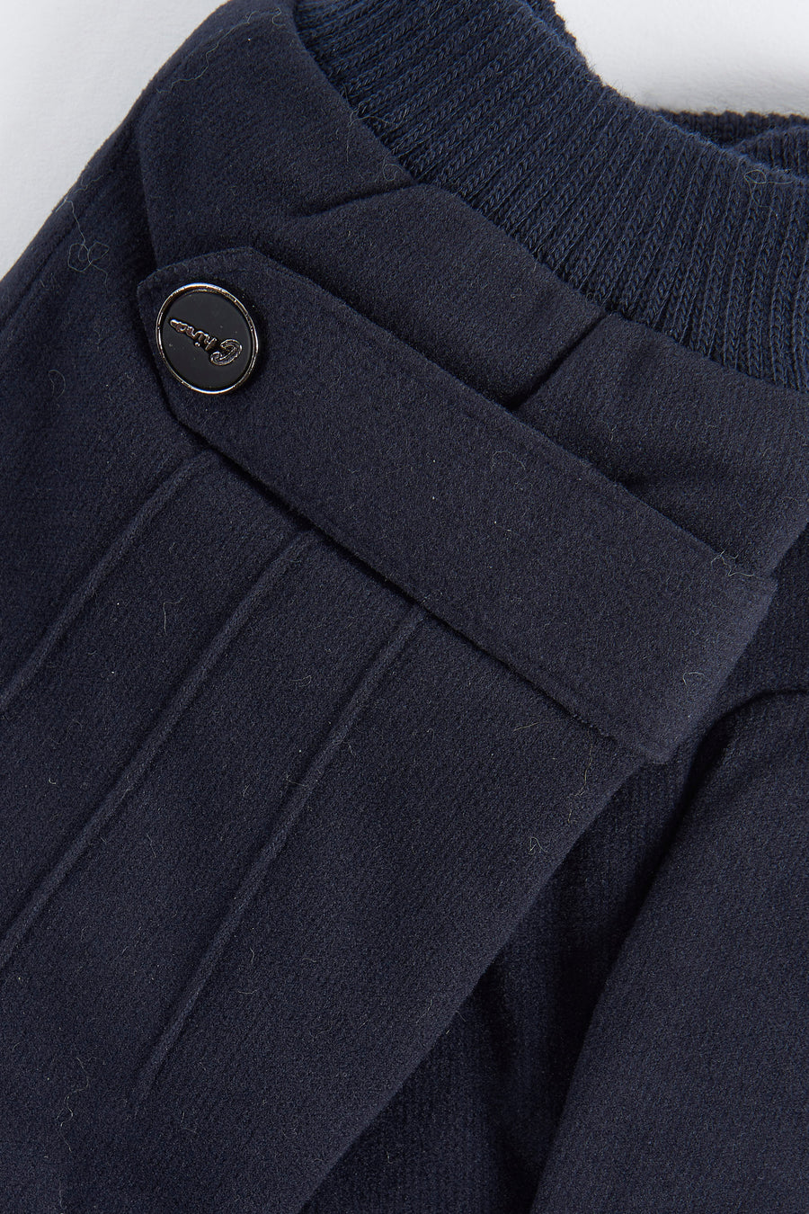 Gants bleus de Access® avec bouton décoratif et texture laineuse.