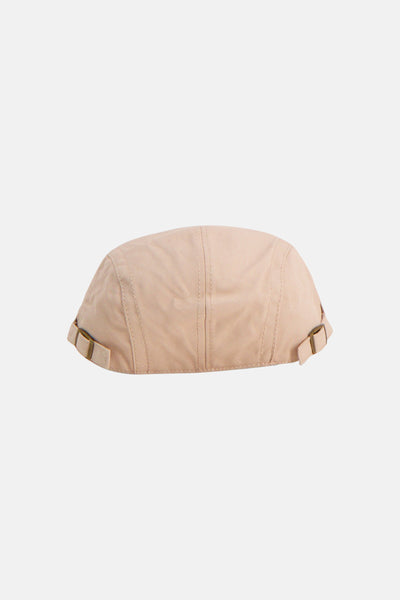 Casquette beige de Access®, avec des sangles réglables et boucles métalliques sur les côtés.