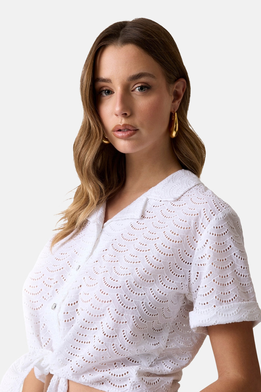 Wit blouse met korte mouwen van Guess in ajourbroderie met geschulpte patronen, een puntige kraag en een strik aan de voorkant.