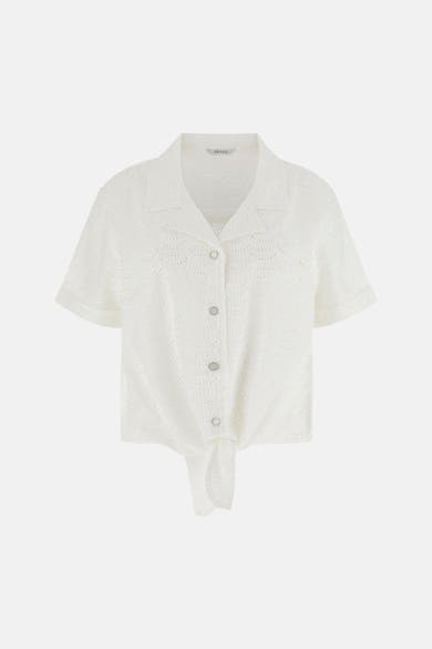 Wit blouseje met korte mouwen van Guess in ajourbroderie met golvend patroon, met knoopsluiting en strik aan de voorkant.