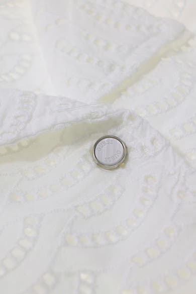 Wit Guess overhemd van broderie anglaise met een gegraveerde Guess metalen knoop.