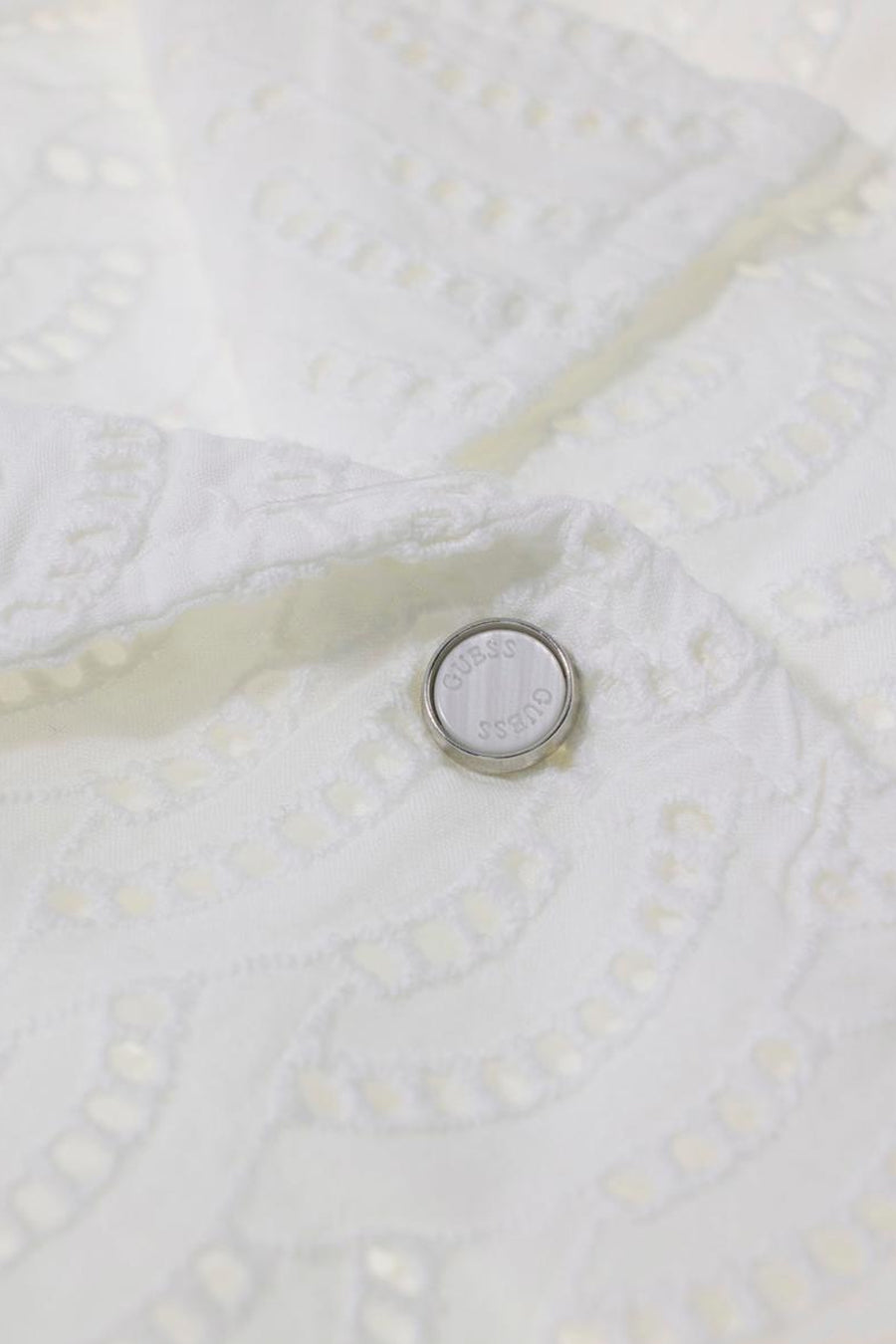 Wit Guess overhemd van broderie anglaise met een gegraveerde Guess metalen knoop.