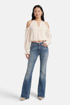 Ecru blouse met lange mouwen van Guess, met blote schouders, decoratieve volant en gedragen met een spijkerbroek.