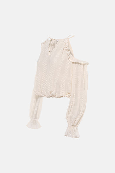 Ecru blouse met lange mouwen van Guess, met blote schouders en stippenpatroon.