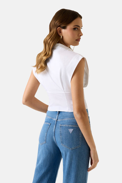 Chemisier blanc sans manches de Guess, coupe courte ajustée, vu de dos avec un jean bleu.