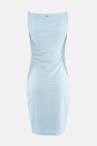 Robe verte près du corps de Guess, avec une texture brillante et une coupe moulante.
