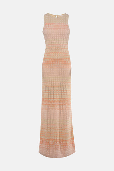 Robe longue multicolore par Guess®, avec un motif à chevrons tricoté et une coupe ajustée.
