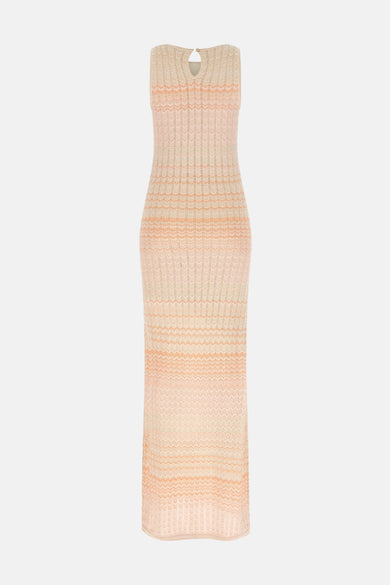 Robe multicolore de Guess, avec un motif à rayures horizontales et une coupe longue et ajustée.
