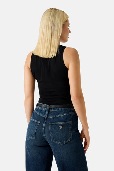 Zwart Guess hemdje, nauwsluitend model, van achteren gedragen met een blauwe spijkerbroek.