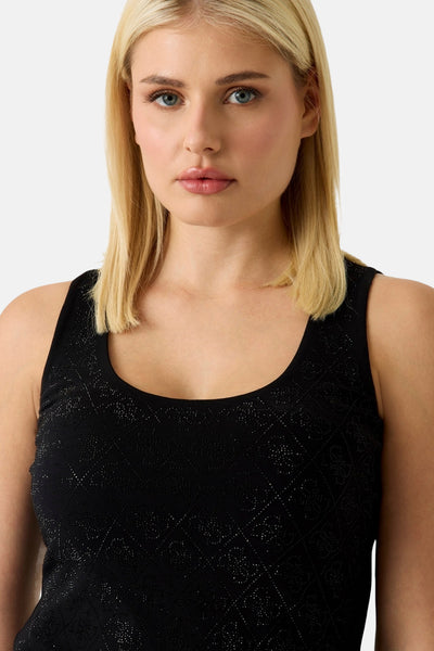 Zwart mouwloos shirt van Guess® met glinsterende stippen ruitpatroon, gedragen door een blondine.