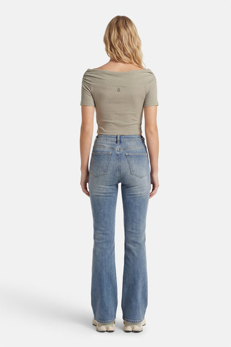 T-shirt vert de Guess, avec un petit logo brodé dans le dos et des épaules froncées.