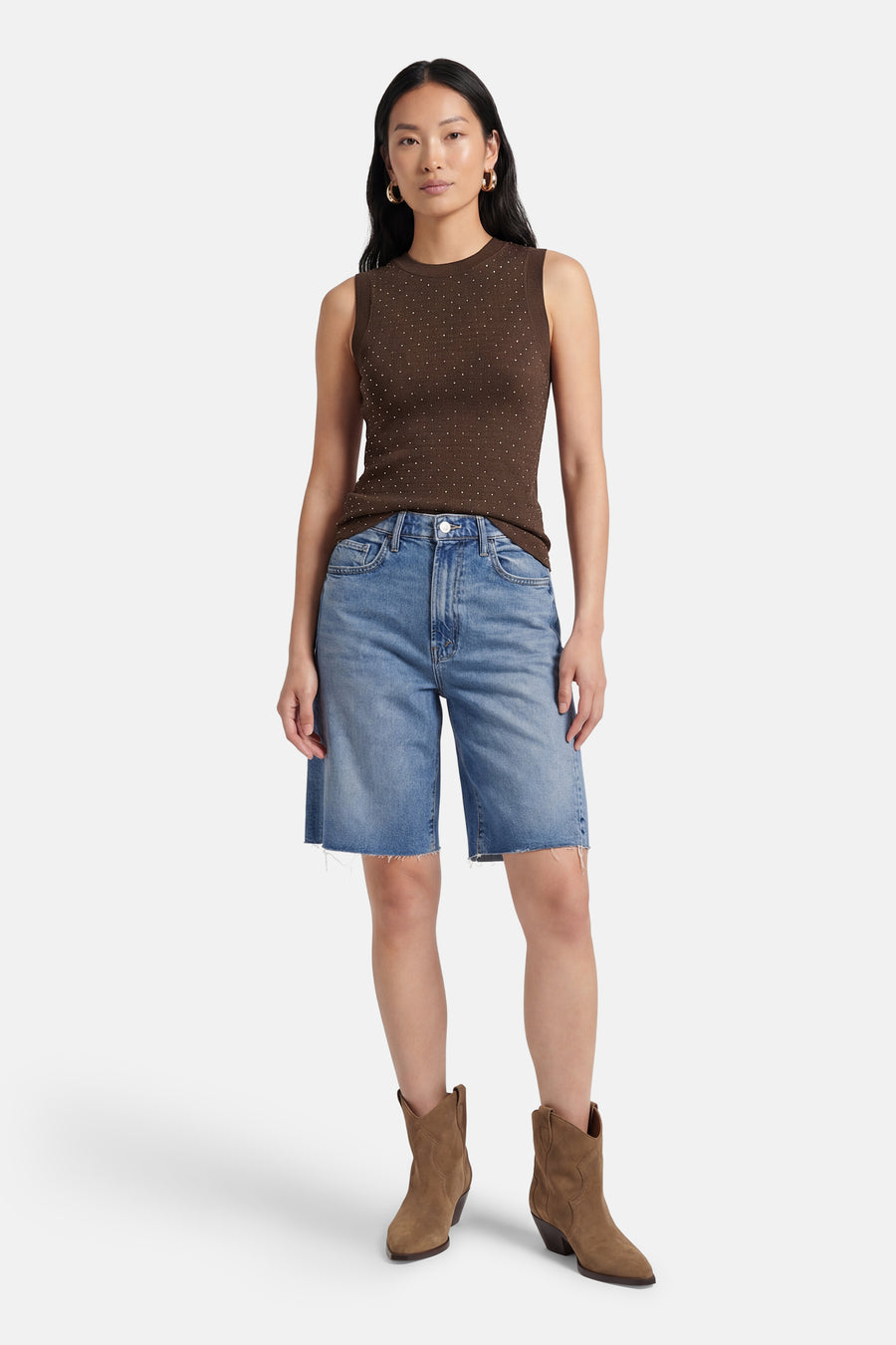 Top sans manches brun de Guess, orné de détails perlés, porté avec un short en jean et des bottines en daim.