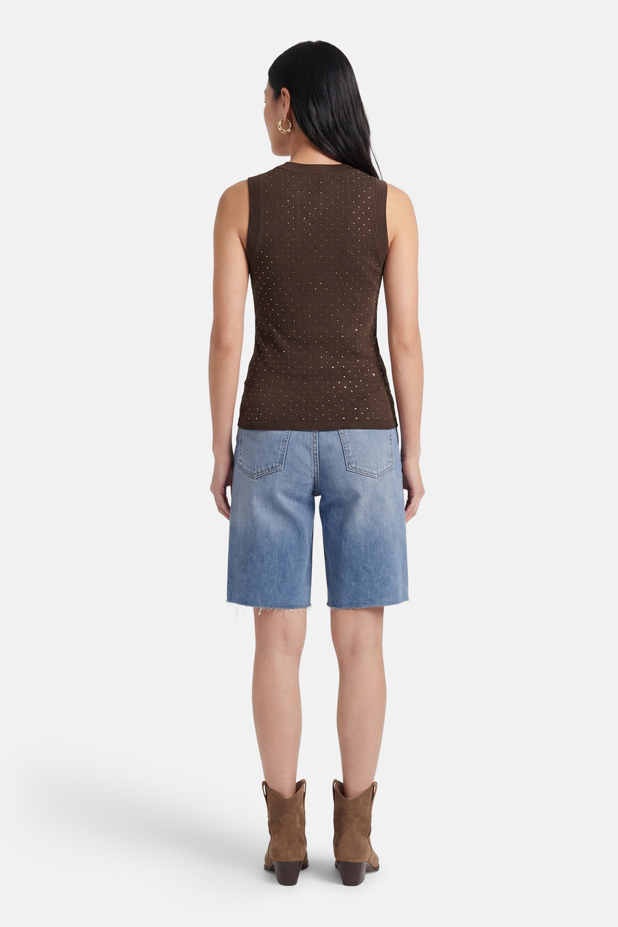 Top sans manches brun de Guess, orné de détails scintillants, porté avec un short en jean et des bottes en daim.