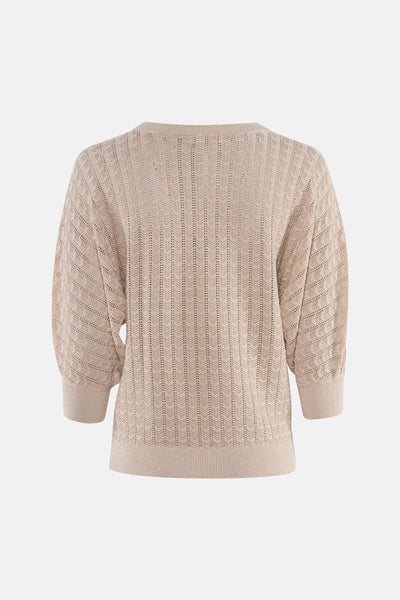Pull à col en V doré de Guess, avec un motif ajouré et des manches trois-quarts bouffantes.