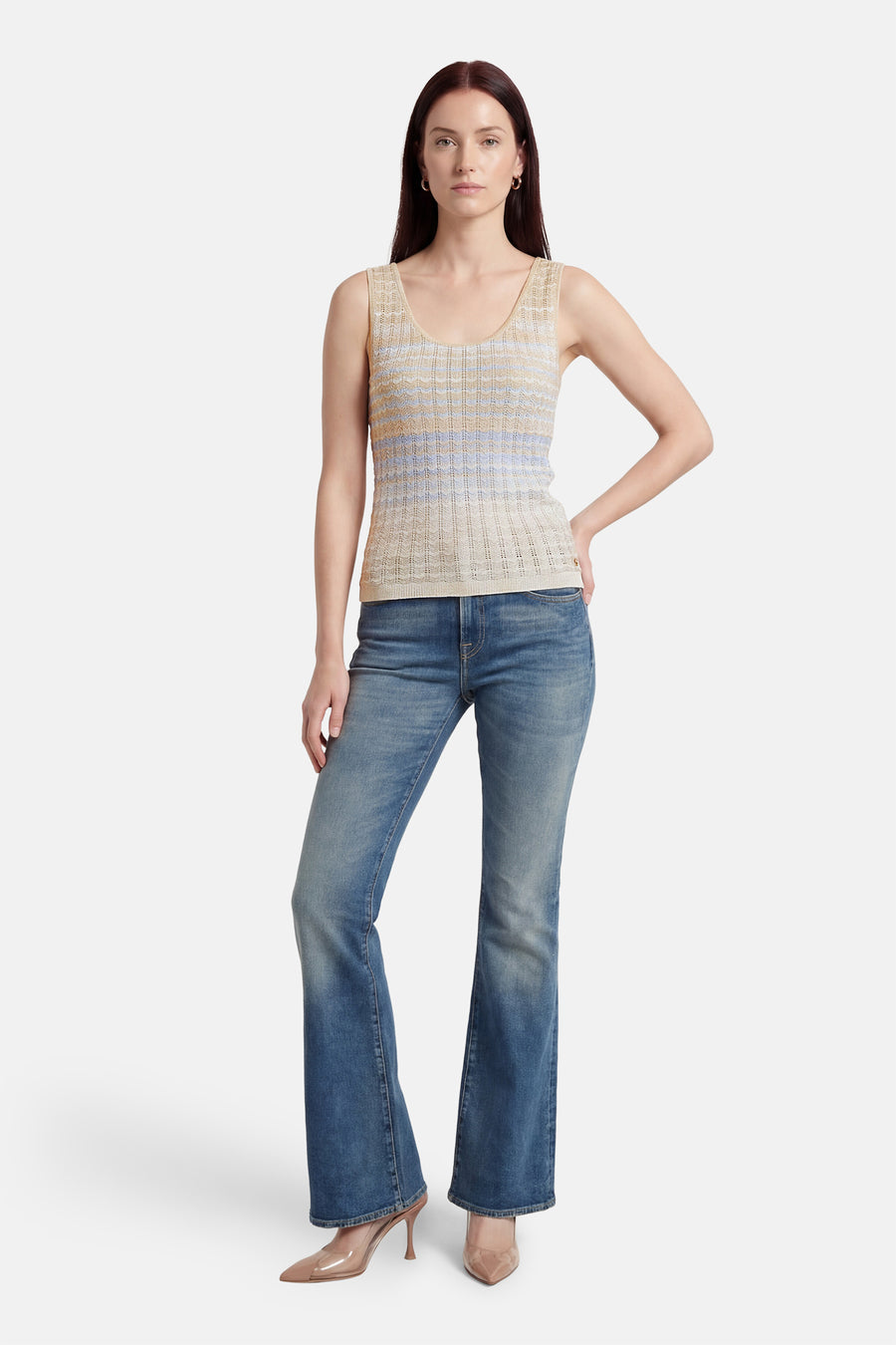 Top sans manches multicolore de Guess, à motifs horizontaux et porté avec un jean évasé bleu.
