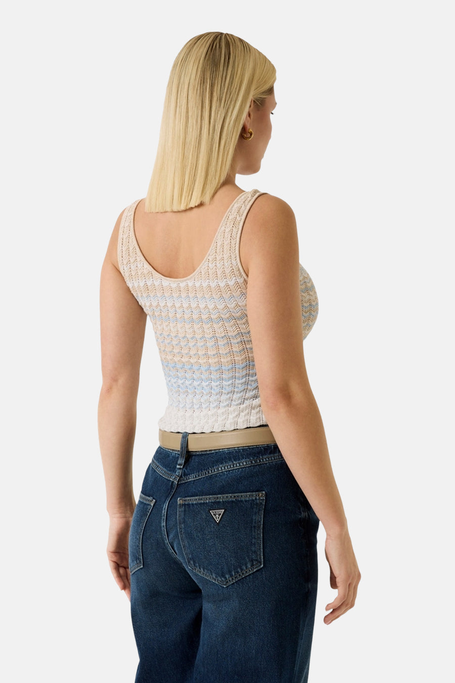 Top sans manches multicolore de Guess, avec motif rayé, porté avec un jean taille haute.