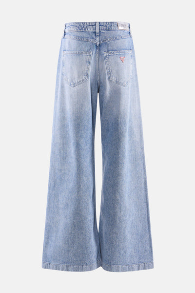 Wijde spijkerbroek van lichtblauw denim van Guess, met achterzakken en rood driehoekig logo.