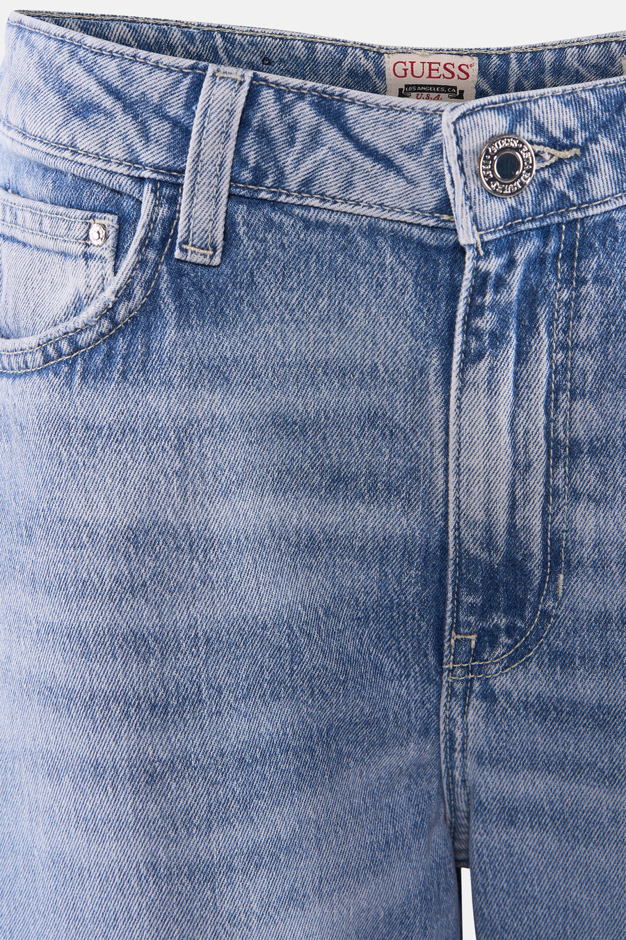 Wijde spijkerbroek van lichtblauw denim van Guess, met verweerde details.