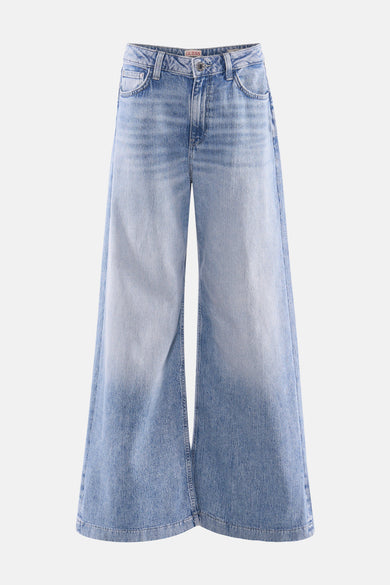 Wijde spijkerbroek van lichtblauw denim van Guess, met een verouderde wassing over de gehele lengte.