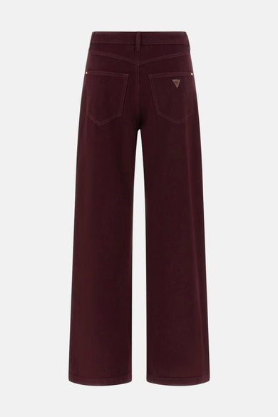 Jean coloré rouge de Guess, avec poches arrière et logo triangulaire.