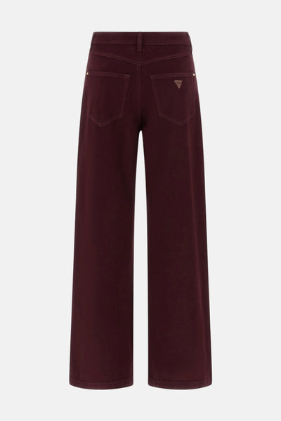 Jean coloré rouge de Guess, avec poches arrière et logo triangulaire.