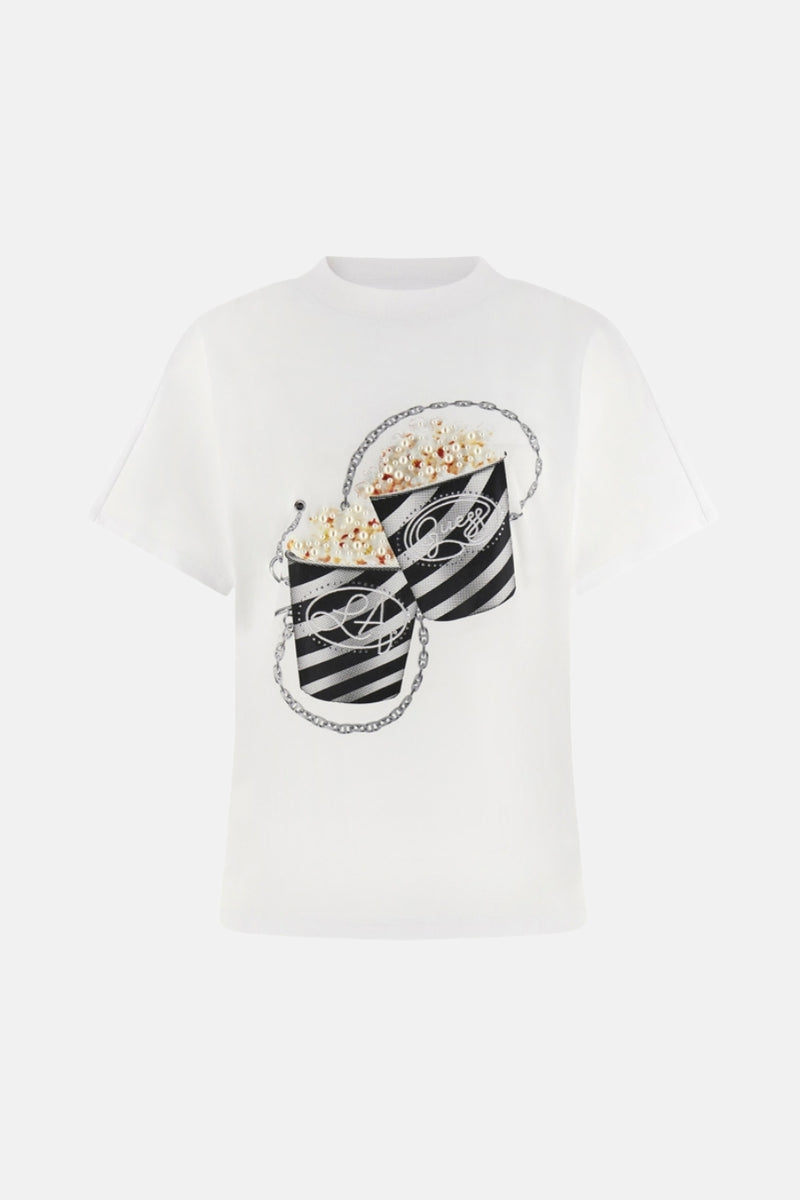 Witte T-shirt met korte mouwen van Guess met popcornemmerprint en decoratieve ketting.