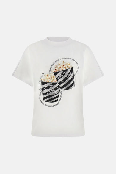 T-shirt à manches courtes blanc de Guess avec imprimé de seaux de popcorn et chaîne décorative.