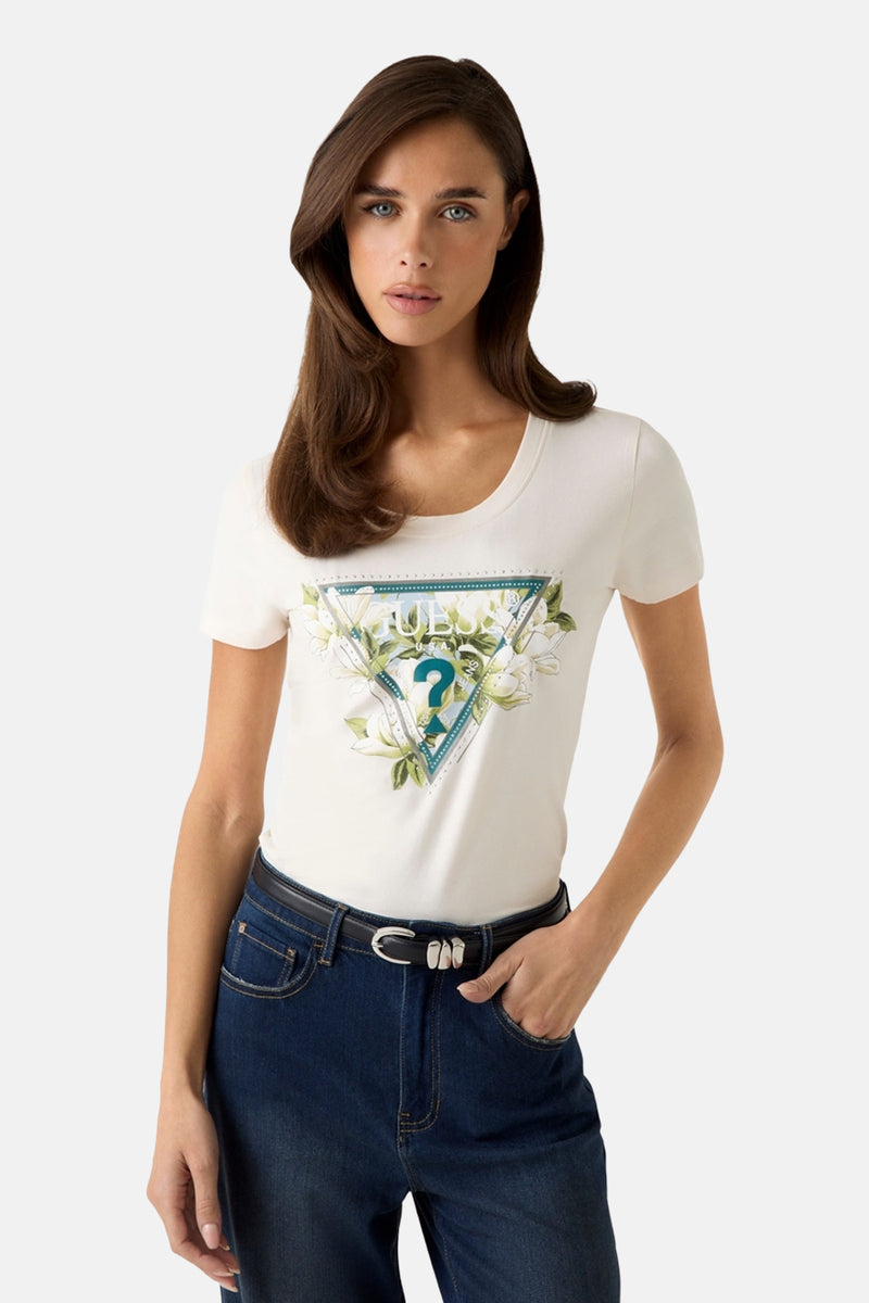 Witte T-shirt met korte mouwen van Guess®, nauwsluitend en gedragen door een vrouw van achteren met een donkere spijkerbroek.